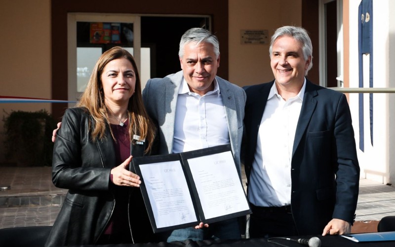 Villa Huidobro: Llaryora firmó el llamado a licitación para la construcción del anexo de la Universidad Provincial de Córdoba