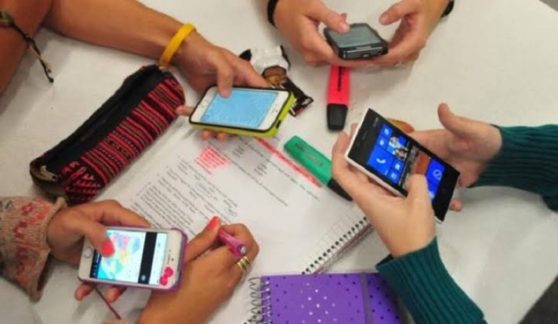 Córdoba consolida una política de uso regulado de celulares en las escuelas
