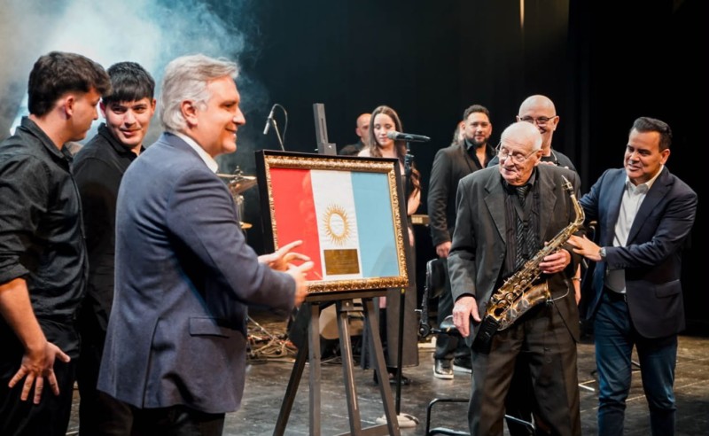 Anoche, Llaryora asistió al homenaje a “Kuky” Arias en el Teatro del Libertador