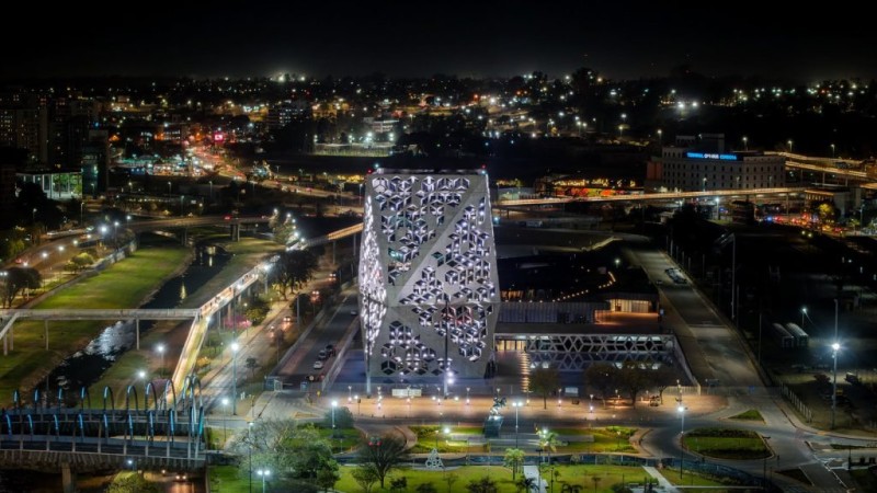 Córdoba ilumina de blanco sus edificios emblemáticos en homenaje a docentes y estudiantes