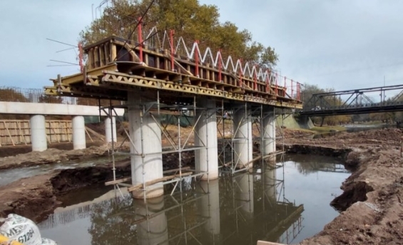 Nuevo puente en Santa Rosa de Calamuchita: Ya se observan las columnas que sostendrán la estructura principal