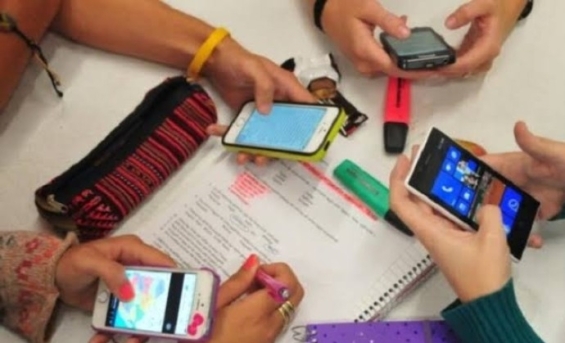 Córdoba consolida una política de uso regulado de celulares en las escuelas