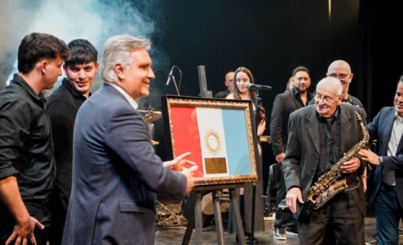 Anoche, Llaryora asistió al homenaje a “Kuky” Arias en el Teatro del Libertador