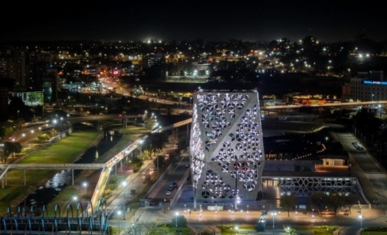 Córdoba ilumina de blanco sus edificios emblemáticos en homenaje a docentes y estudiantes