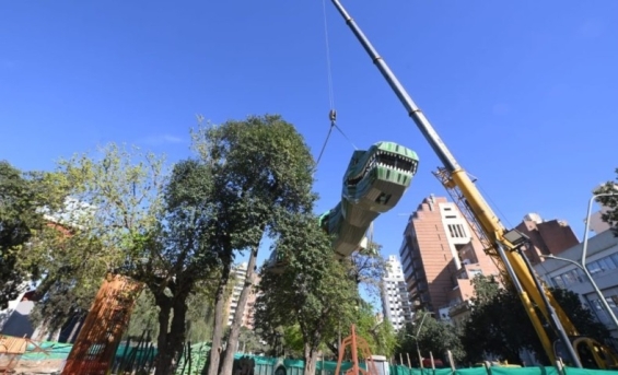 En el Parque de las Tejas ya se instala un dinosaurio gigante
